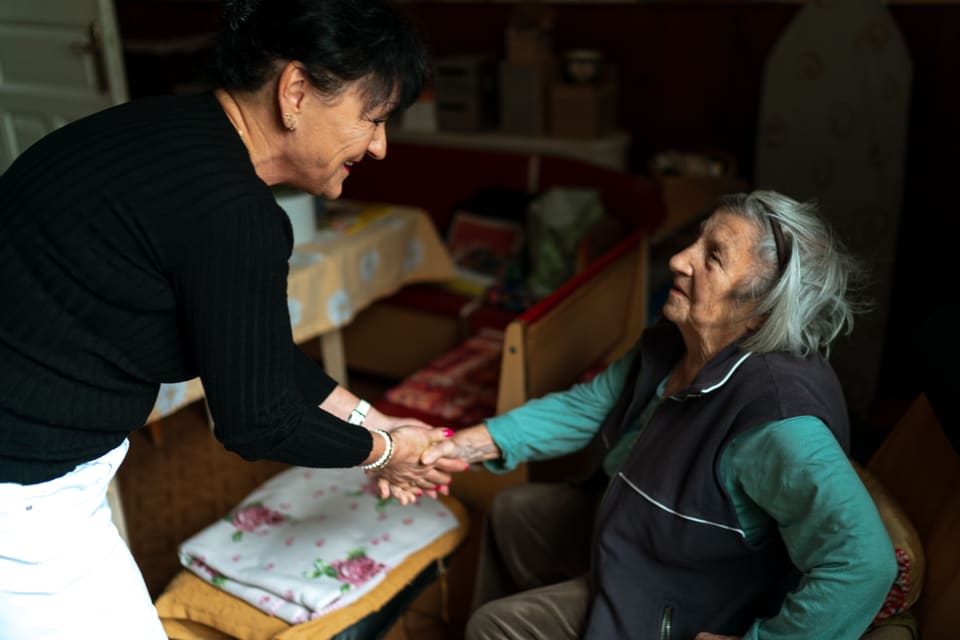 Betreuungskraft begrüßt Seniorin herzlich zuhause
