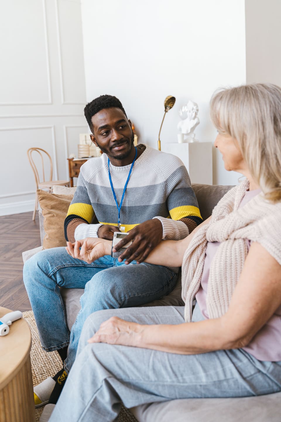 Betreuerin leistet Seniorin zuhause Gesellschaft