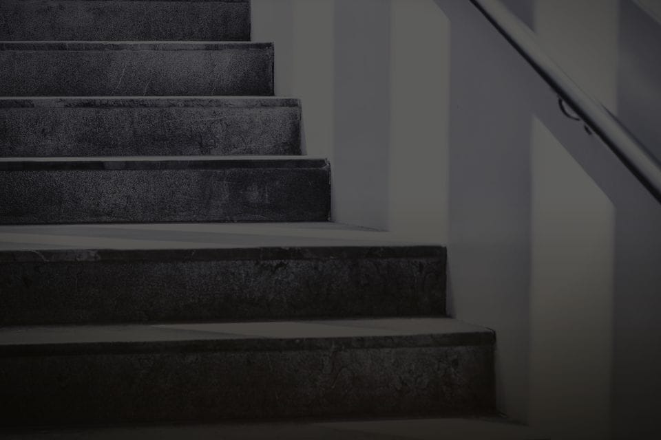 Verschmutzte, ungepflegte Treppe vor der Reinigung